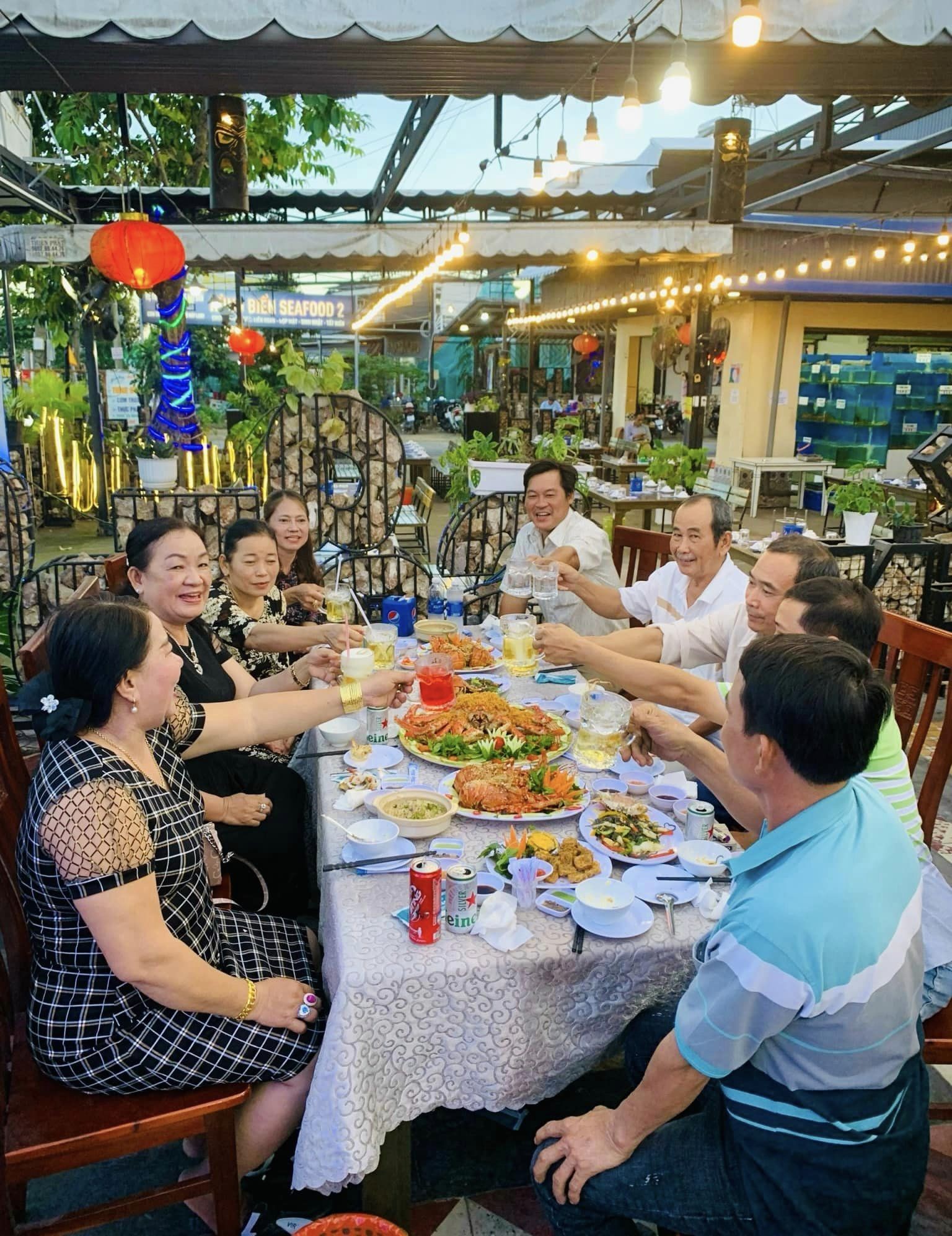 Không gian lí tưởng cho mọi khoảnh khắc cùng nhiều món ăn ngon hấp dẫn tại Hùng Biển Seafood